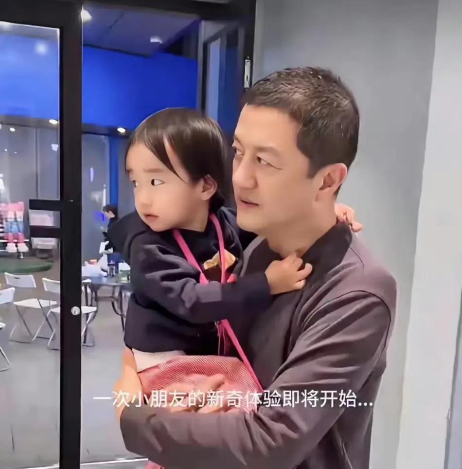 李亚鹏的小女儿越来越漂亮了，可以看出夏夏被喂养的很好，皮肤五官一点也没随爸爸，长
