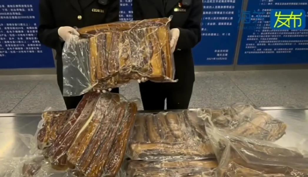 胆子真大！1月8日，湖南长沙黄花机场海关，一名入境旅客的行李放在扫描机上，工作人