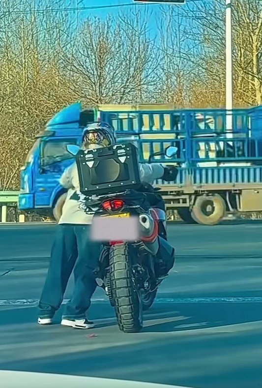 身高比较低不建议这样骑机车，确实非常危险，还是老老实实骑小踏板为好。
比如雅马哈
