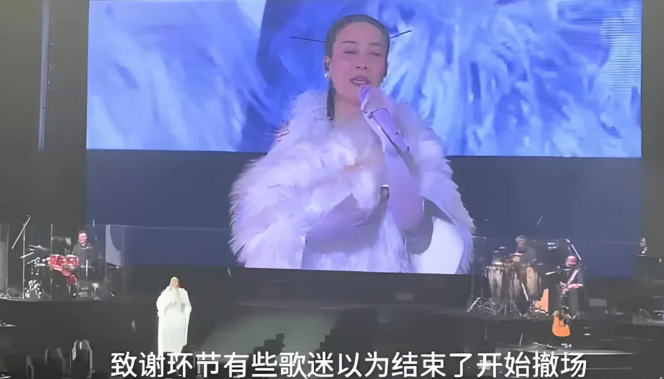 那英开演唱会，这六个错误是不能原谅的：

第一、把我们祖国的生日，全国欢庆的十一