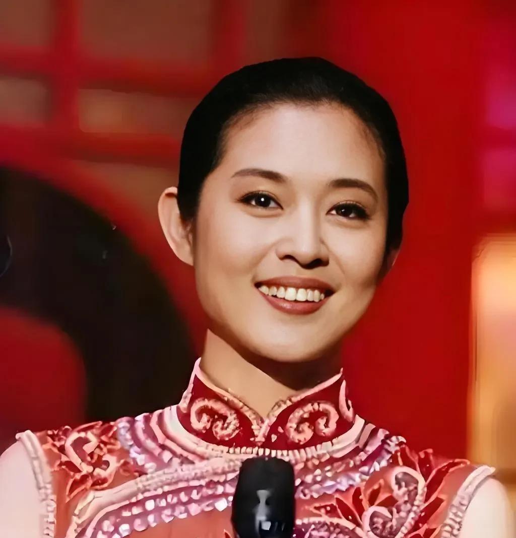 原来，倪萍也被下岗过。
倪萍1959年出生于山东威海，1990年31岁时进入央视
