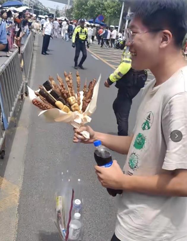 把小伙子都整不会了，这个老爹也太逗了，突发奇想，竟然送孩子这么一个礼物。
俗话说