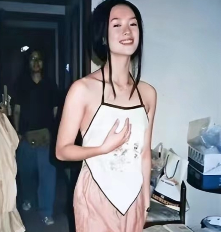 1997年，在中央戏剧学院学习的章子怡的青涩照。镜头下的她身穿白色肚兜粉色长裙，