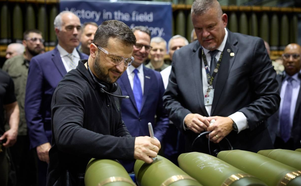 【泽连斯基参观美国宾州军工厂， 在炮弹上签字，预言民主世界必将胜利】
当地时间9