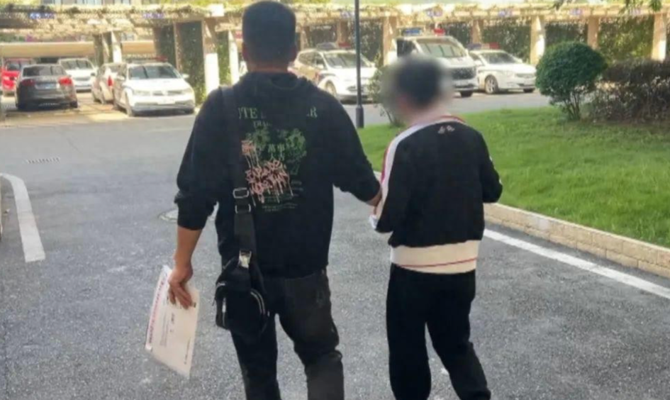 上海，一男子跟女友分手后，跟他人组建家庭，没曾想12年后，男子却突然女儿起诉，要