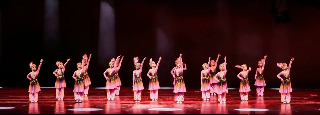 女儿上的舞蹈班一年学费7200元，暑假和寒假各有一次汇演，每次汇演的报名费和服装