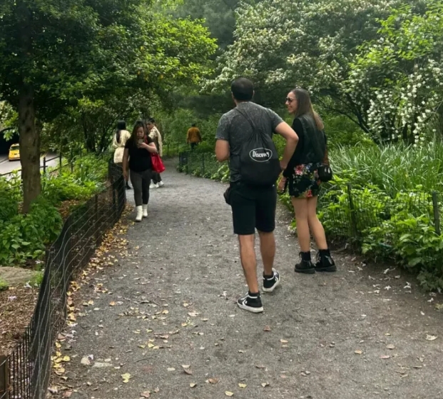 凤姐是没钱，还是节俭？
今天有人在纽约中央公园看到她一个人在散步，使用的是201