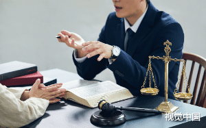 父亲在搭乘地铁时被诬陷偷拍猥亵。  推嚷间，我父亲摔倒在地上，送到医院后抢救无效。