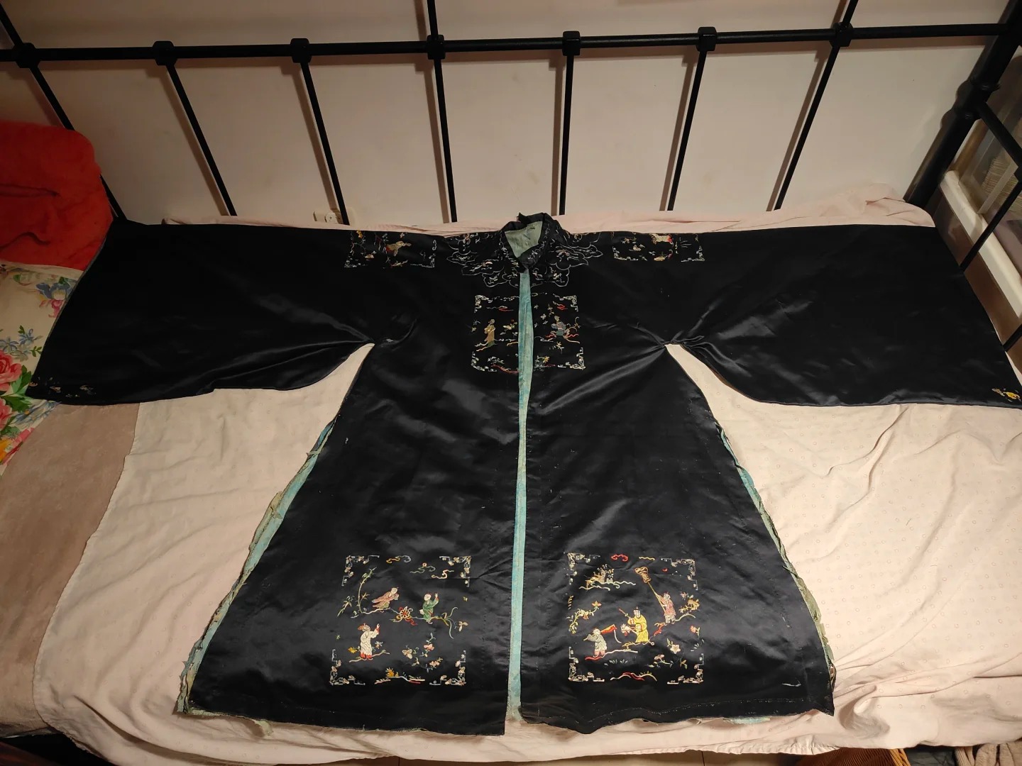 急！
在网上花一万买了一件清代衣服，到货后才发现内衬品相不好，尤其是边缘已经残破