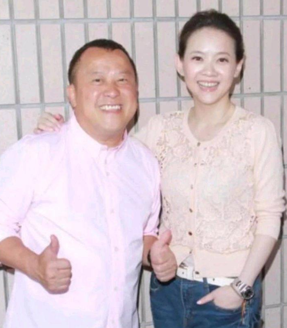 2006年时，谭咏麟对曾志伟说：恭喜你啊，嫁女儿，要荣升岳父了。曾志伟大怒：你怎