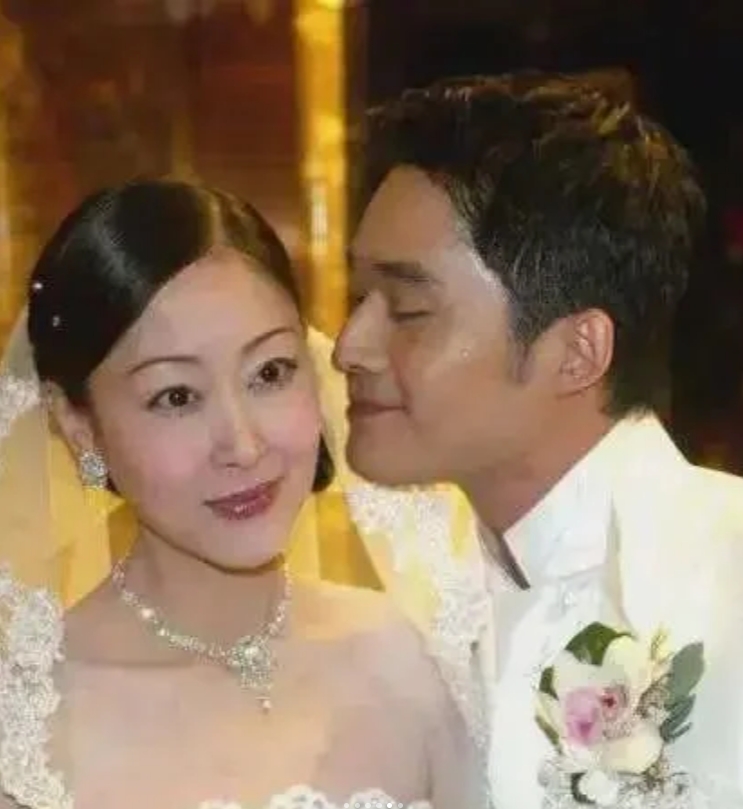丈夫出轨8次后离婚，44岁在家中烧炭自杀