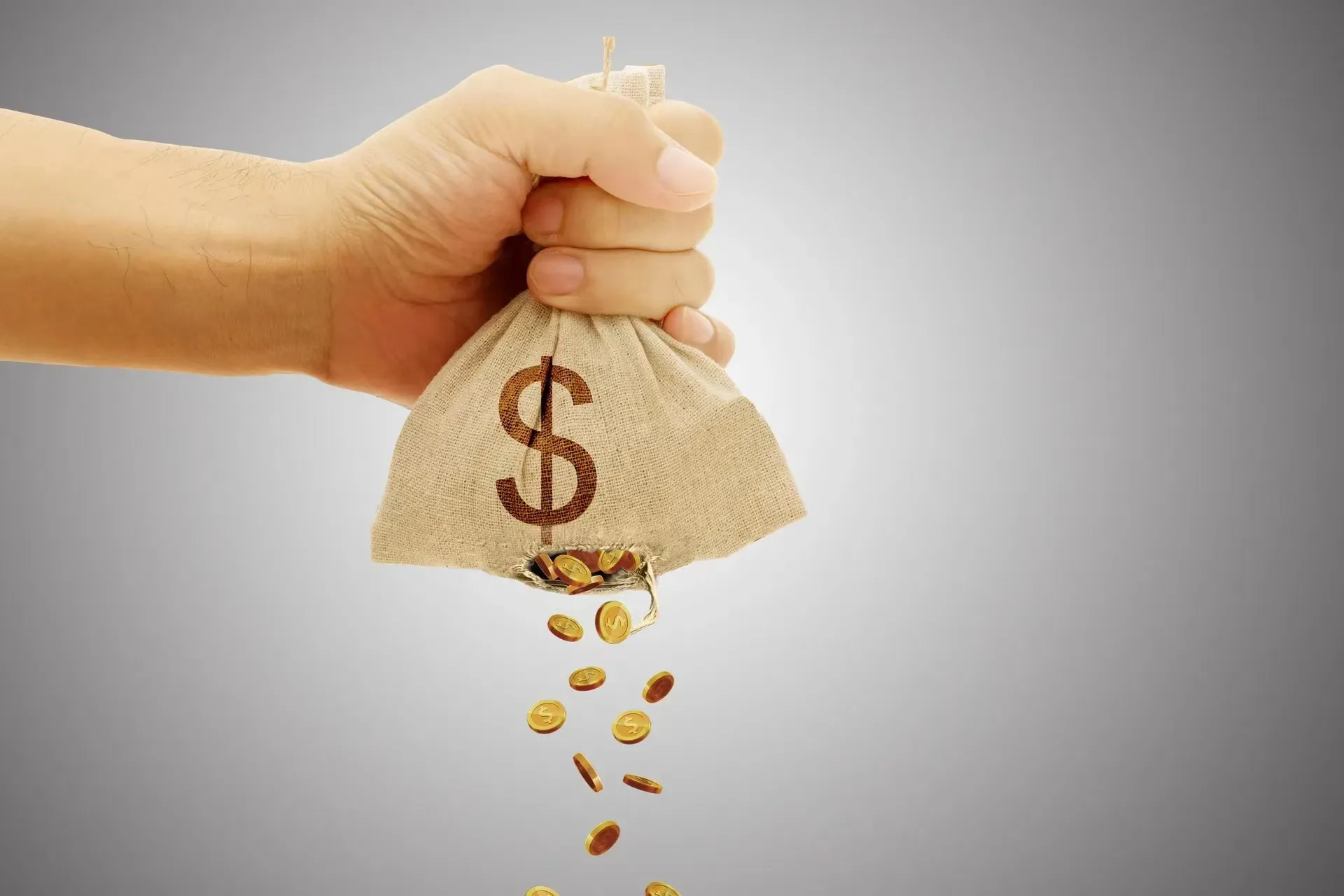 云南昆明，刘梅在酒店餐厅吃饭，从茶壶中倒出一杯苦麦茶，喝下不久就感觉身体不适，于