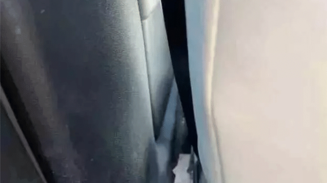 在出租车里发现了这个，我到底要不要捡。