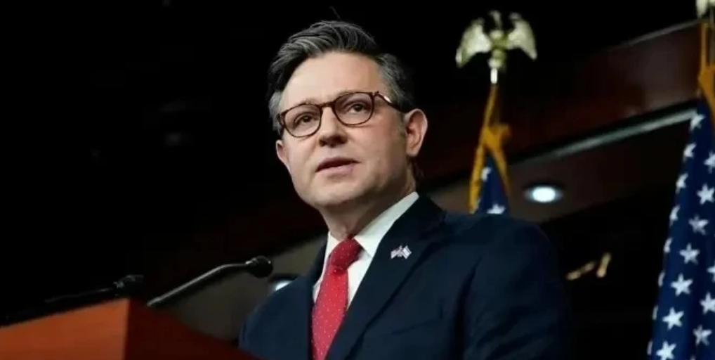 美国众议院议长约翰逊近日愤怒发声，猛烈抨击拜登政府滥用司法权力，对特朗普总统进行