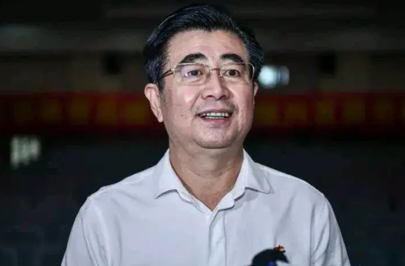 足协主席宋凯说，要出个文件，职业球员退役后不搞青训不允许到职业队执教。
这种带有