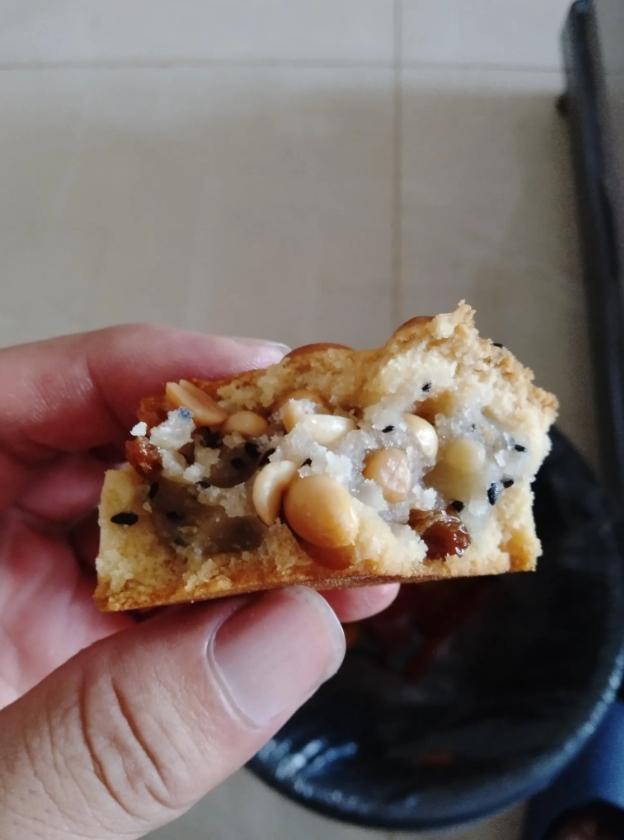 你喜欢吃甜月饼呢？还是咸月饼呢？
月饼作为一种糕点美食，已经不仅仅只在中秋节可以