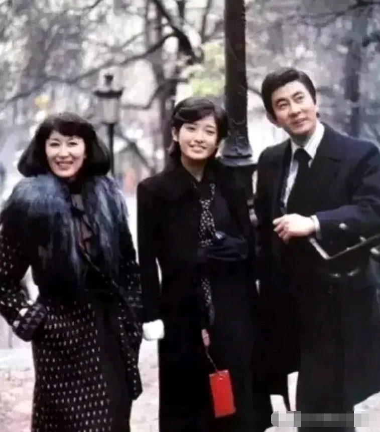 照片中的打扮在80年代算是什么生活水平？