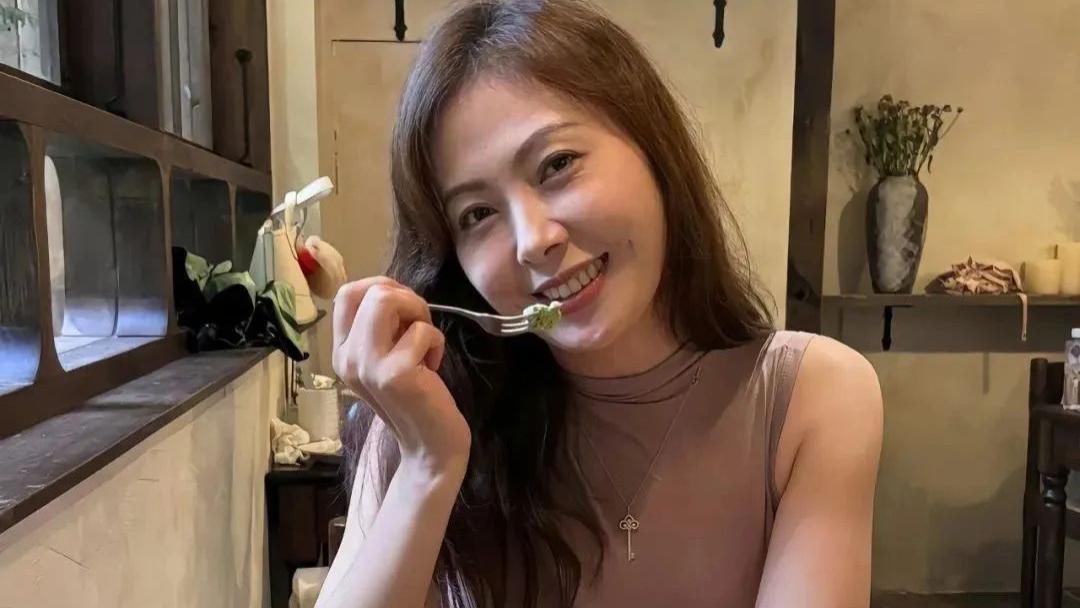 风韵犹存熟妇！年轻的她该有多香啊！