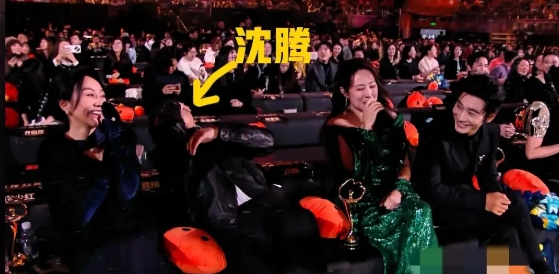 沈腾获奖“飘了”，
沈腾领奖这小插曲也太逗了！他发言时花都掉下来了，小尼提醒后
