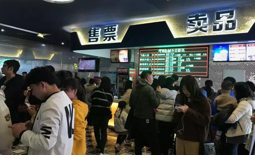 春节档的县城电影票昂贵，这几年越来越突出，尤其今年尤为离谱，一张电影票动辄突破百