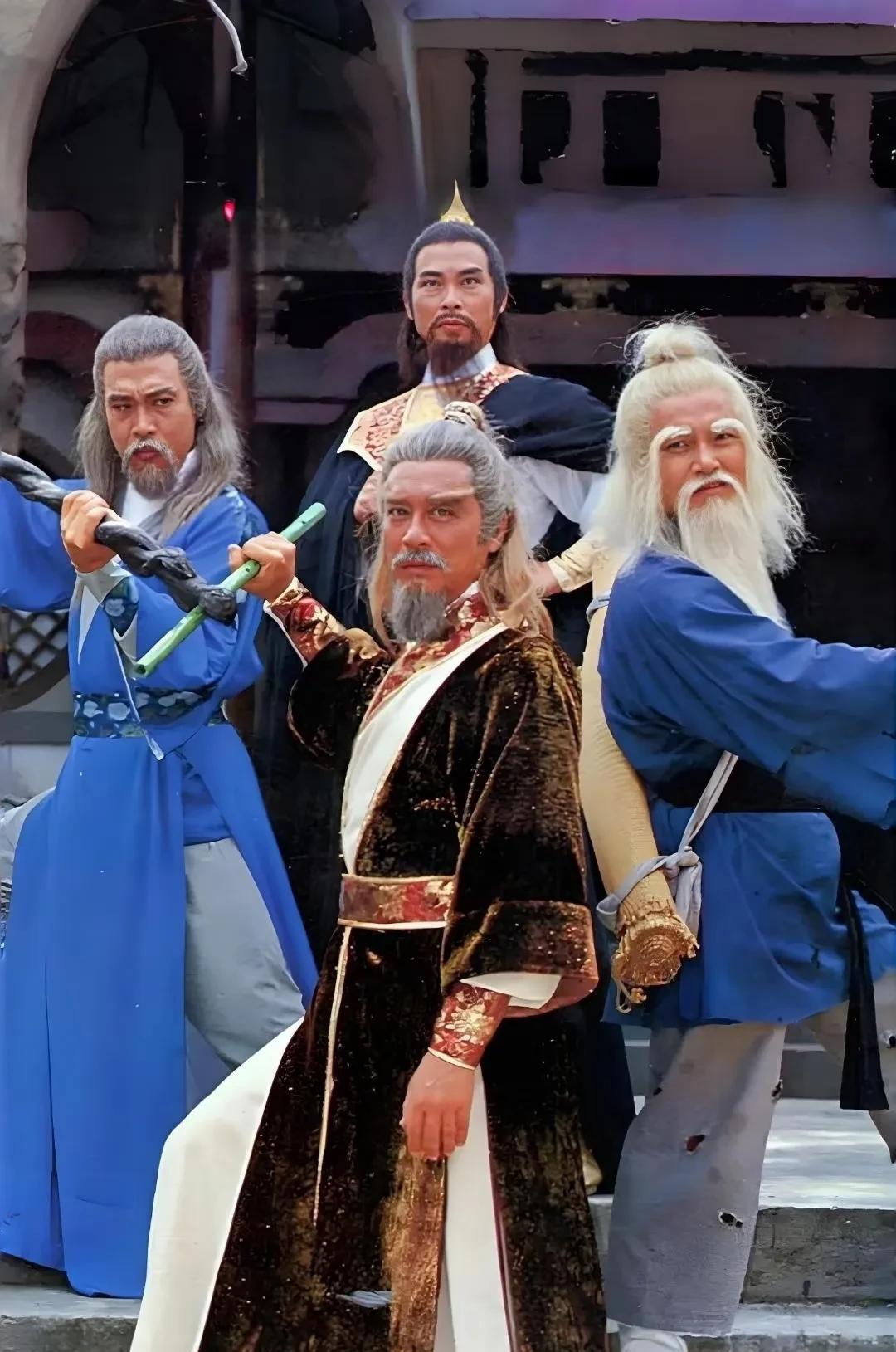 看这张射雕英雄传演合影，它捕捉住了 1983 年《射雕英雄传》剧组的闪耀时刻。当
