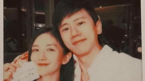 谢娜女儿康复出院了！母女牵手好温馨，宝贝扎针处贴创口贴惹人疼