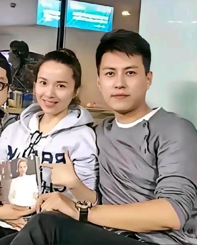 靳东的老婆李佳虽然是二婚，长得其貌不扬，到能够得到靳东的偏爱，肯定是有一定原因的
