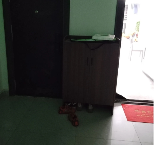 晚上下班回家，我发现门口多了个鞋柜，底层有2双鞋子东倒西歪的，邻居听到声音开门说