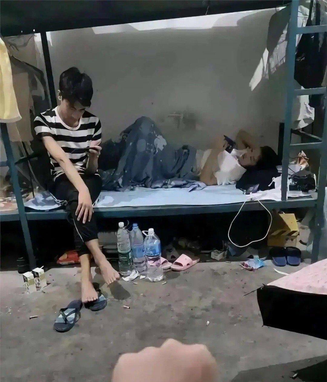 室友带男朋友过来了，很尴尬