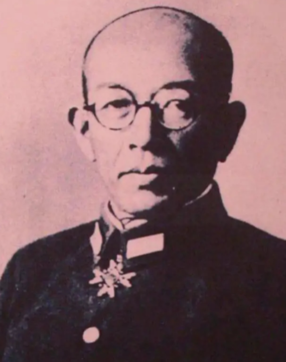 1939年，日军少将中村正雄腹部中弹，正做手术，军医刚切开他肚皮，突然，一枚炮弹