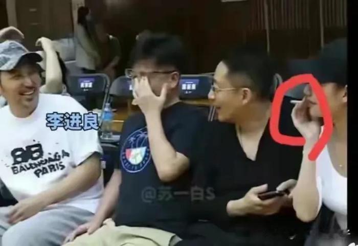 我滴乖乖！汪小菲的未婚妻竟然会抽烟，差点以为看错了！ 说实话，这段时间，汪小菲确