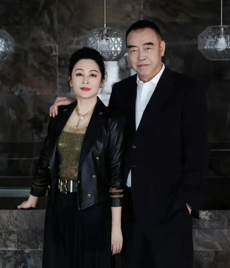 陈红这一次终于穿对了衣服，这样打扮起来比倪萍漂亮十倍。感觉平时她就是不爱打扮自己