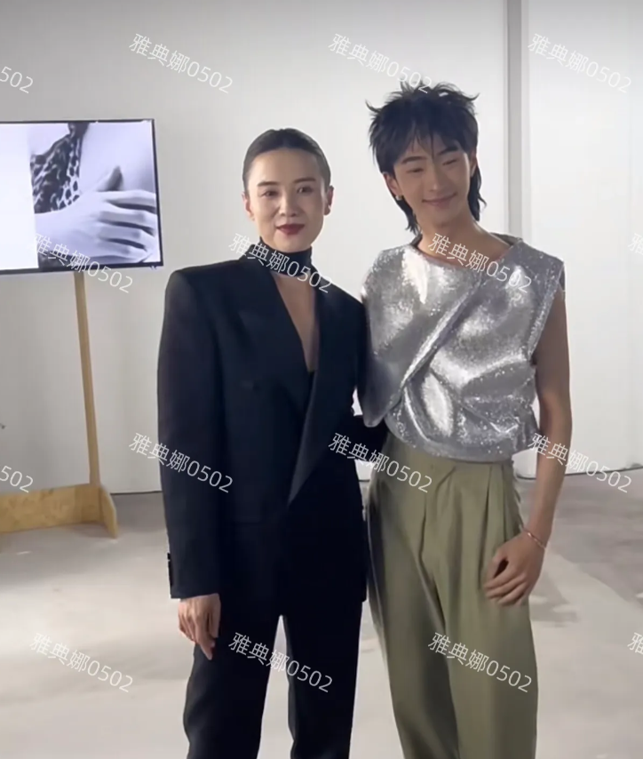 伊能静的儿子恩利跟宋佳同框，22岁的他身材高挑修长，脸小五官秀气笑容明媚，外形条