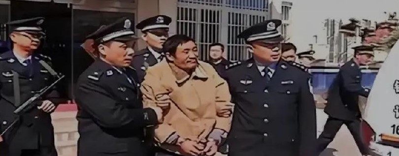 1998年，山东枣庄东鲁村王姓母女三人惨遭毒手，现场惨不忍睹，仅留有残缺指纹和部