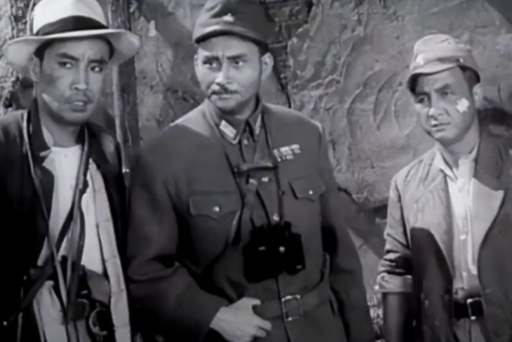 1945年，一八路军正在坟头烧毁文件，结果竟直接遇上了来扫荡的日军。日军正想去查