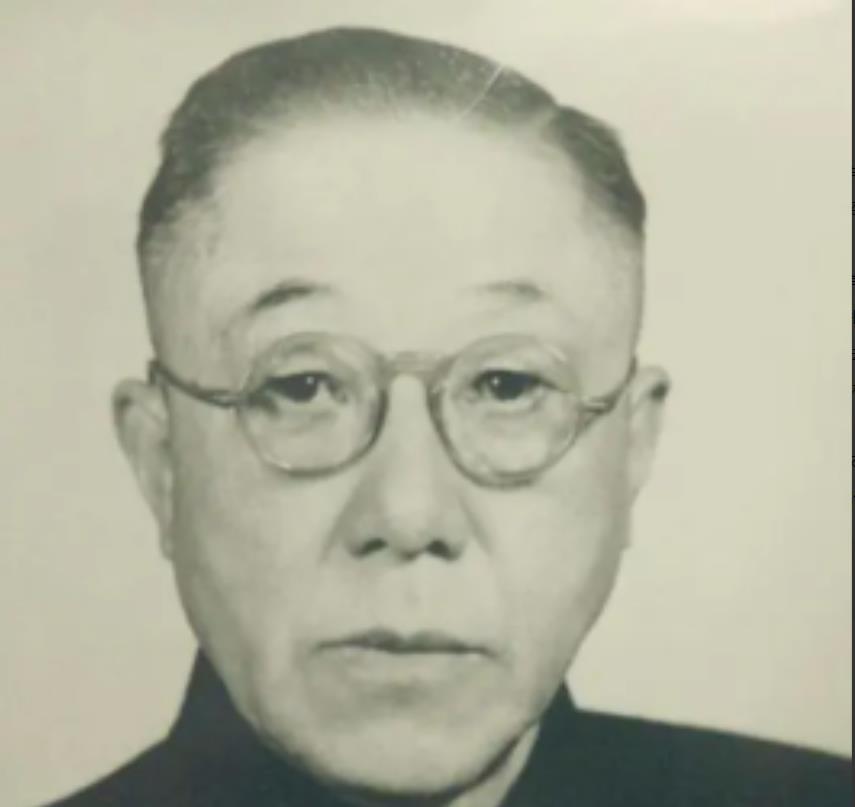 1950年，《婚姻法》要求所有人只能有一个媳妇儿，溥仪的七叔载涛有一妻三妾，为了
