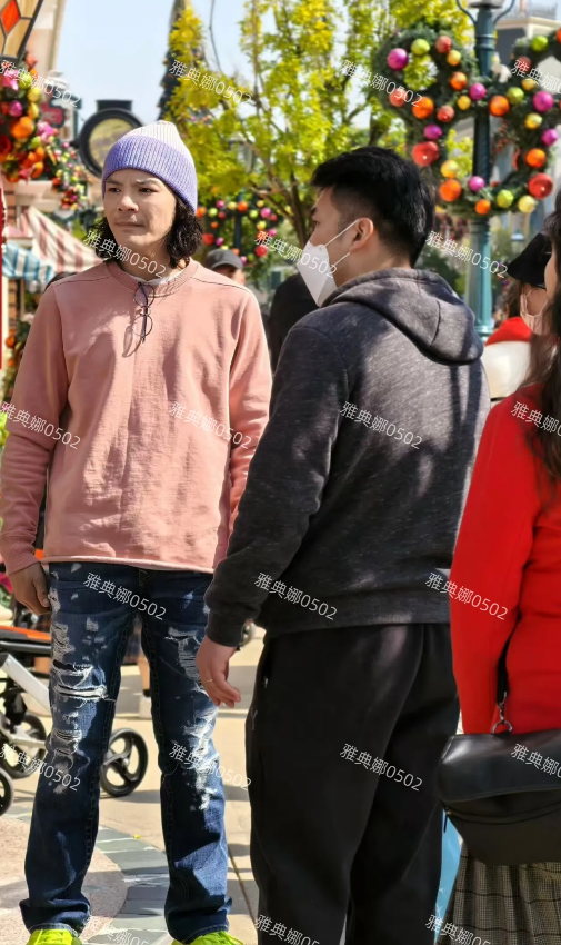 香港迪士尼偶遇郭碧婷向佐，向佐打扮得很花哨粉衣紫帽绿鞋子主打一个混搭，比他老婆更