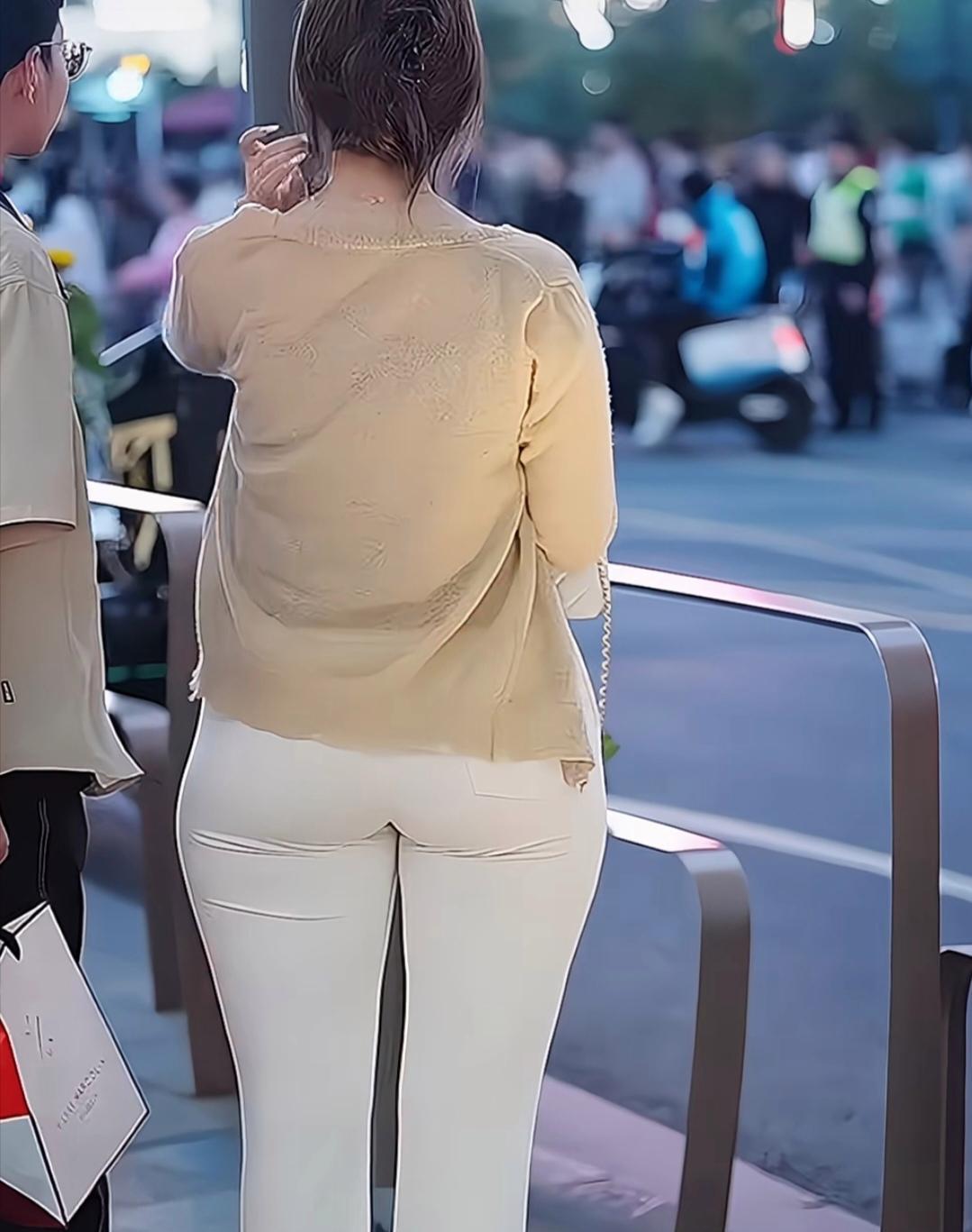 轿跑前脸，SUV后身。！哈哈哈哈！