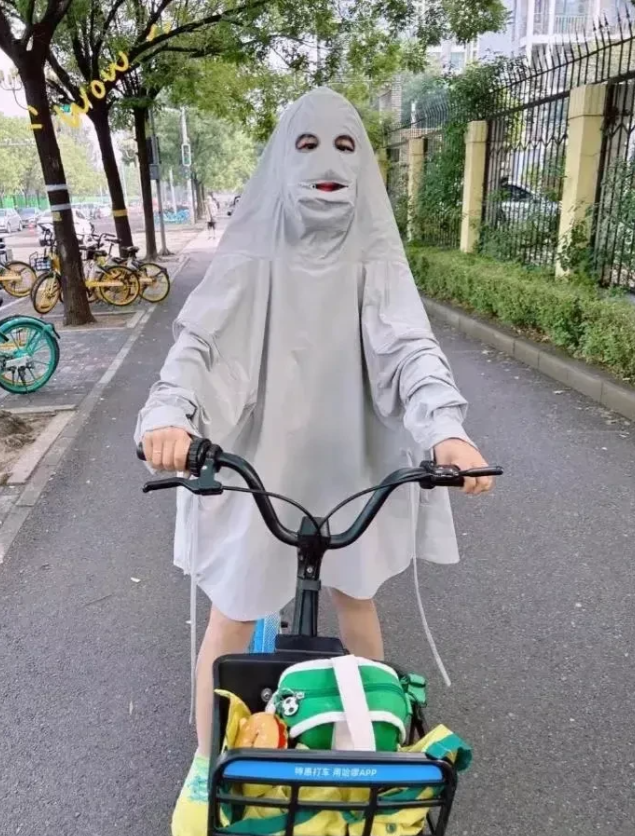 这事真够吓人的！在广东番禺，有个家长去幼儿园接孩子，结果看到一个女士也骑车来接孩