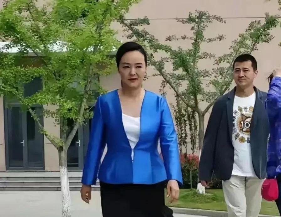 年轻时的她五官精致，眉目如画，美丽动人，她出生于艺术世家，父亲是音乐指挥家，妈妈