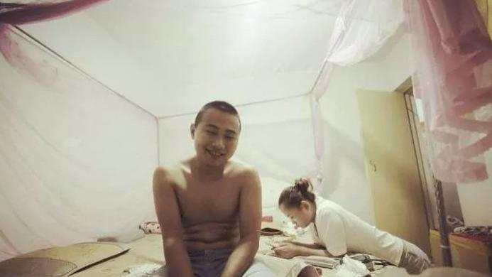 90后乡下女孩，不出门打工，在家玩手机成农村网红！