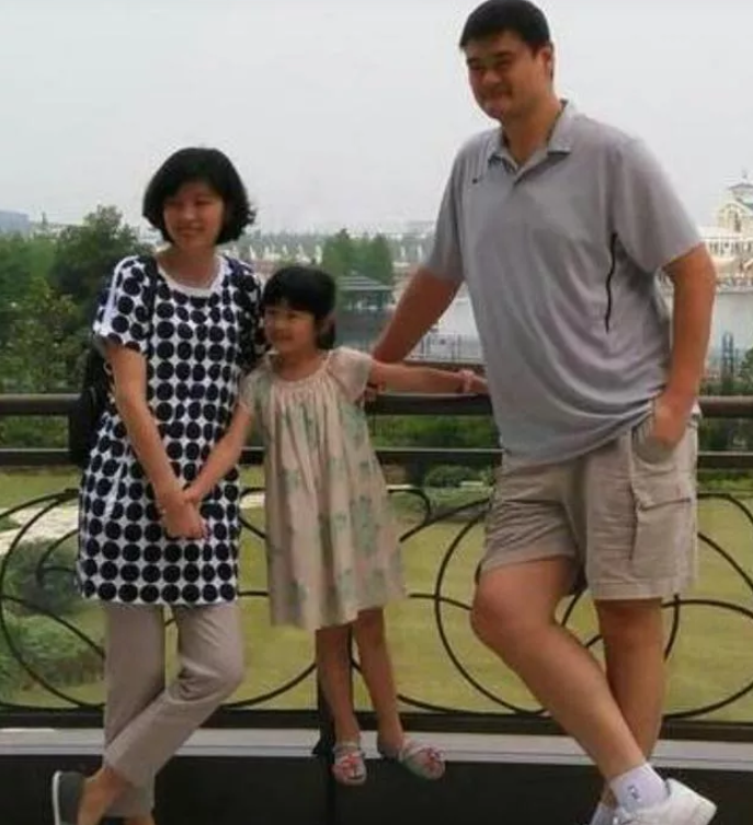 2007年，叶莉嫁给身高2米26体重400多斤的姚明后，她开玩笑的说：“睡觉之前