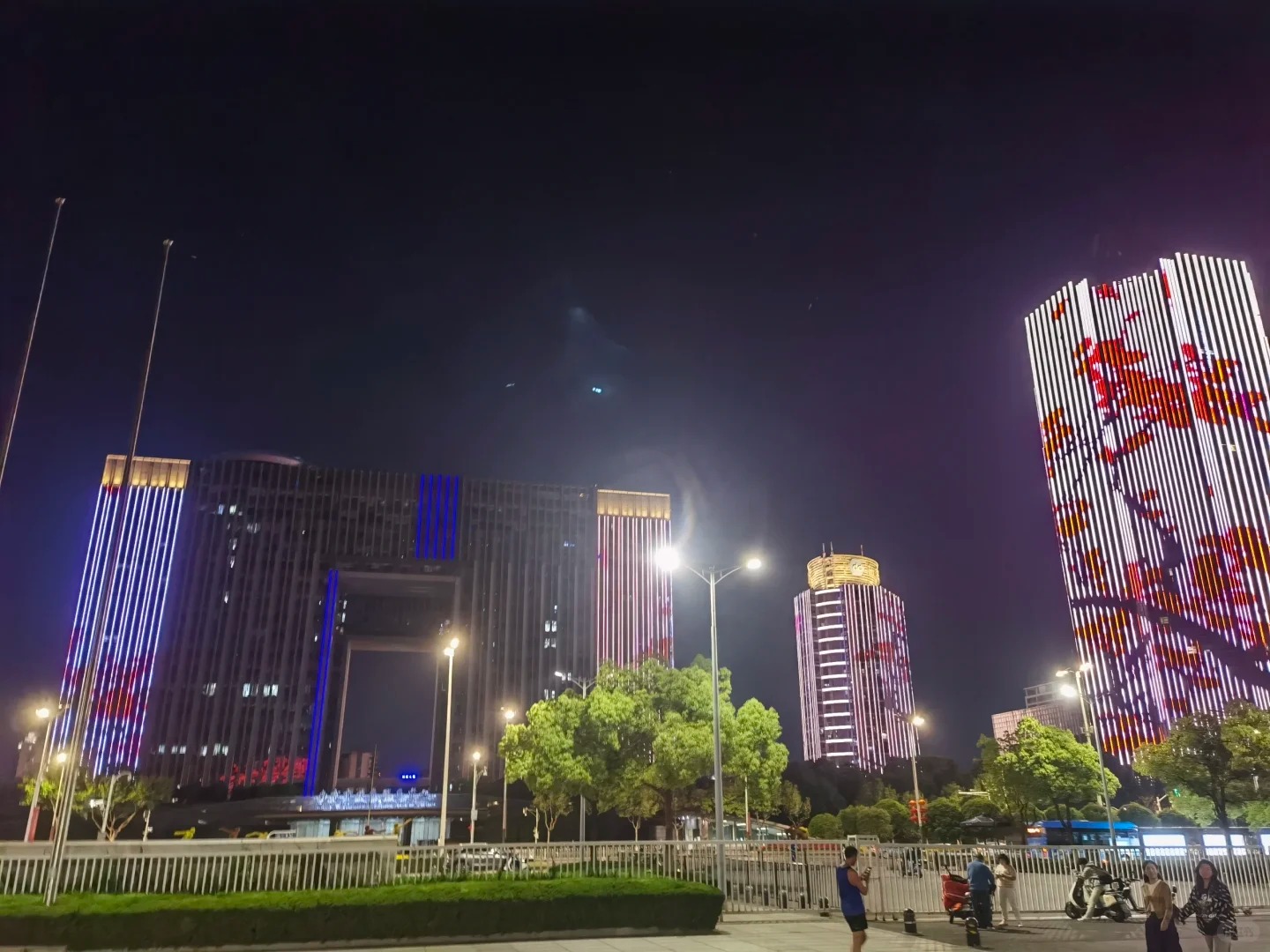 看来南京财政确实没钱了
以前这里都亮的，这个五一都不亮灯了