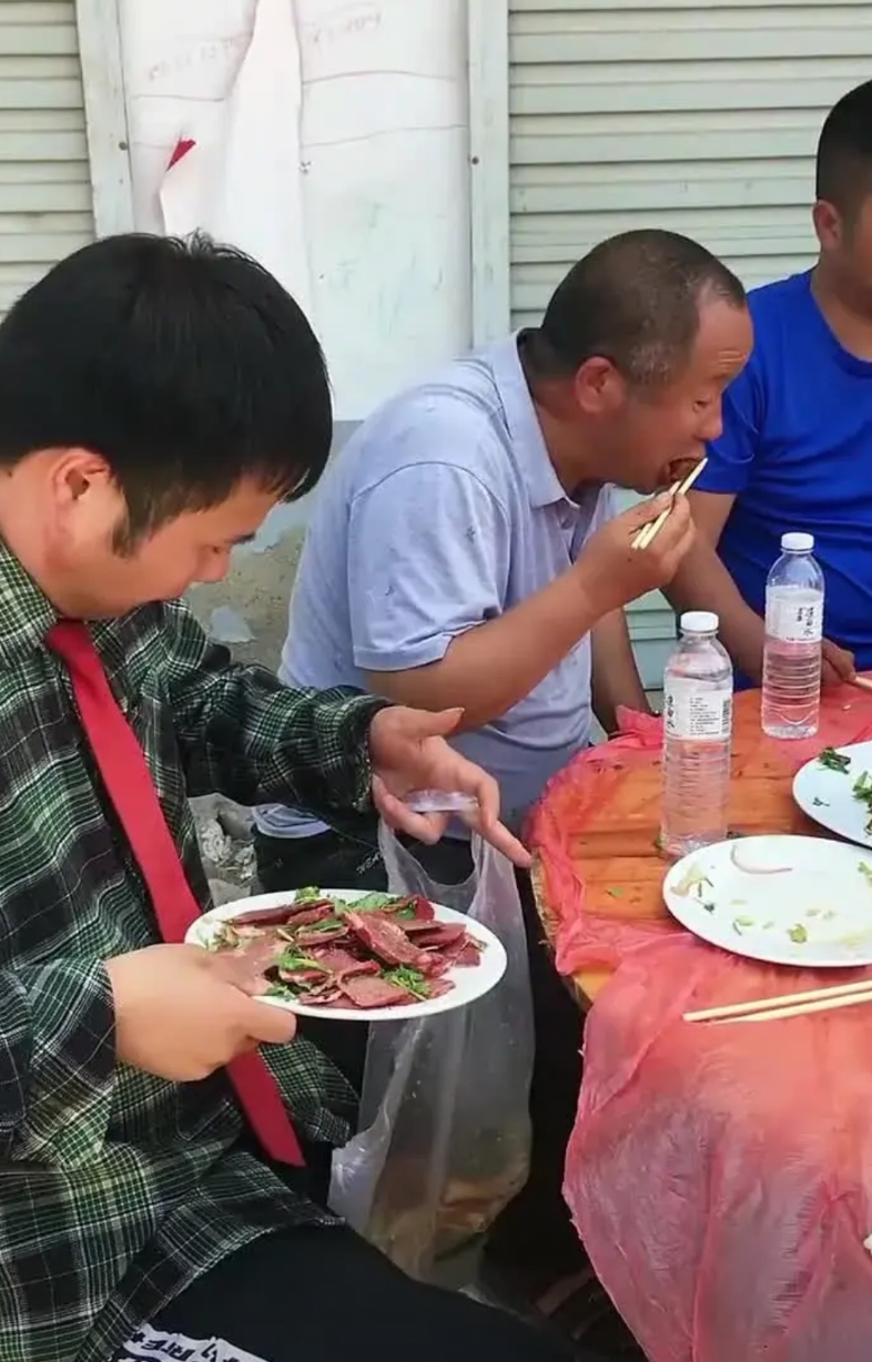 今天吃席的时候，我和老家亲戚干了一架。按辈分论他是我的远房叔叔，我们一起参加农村