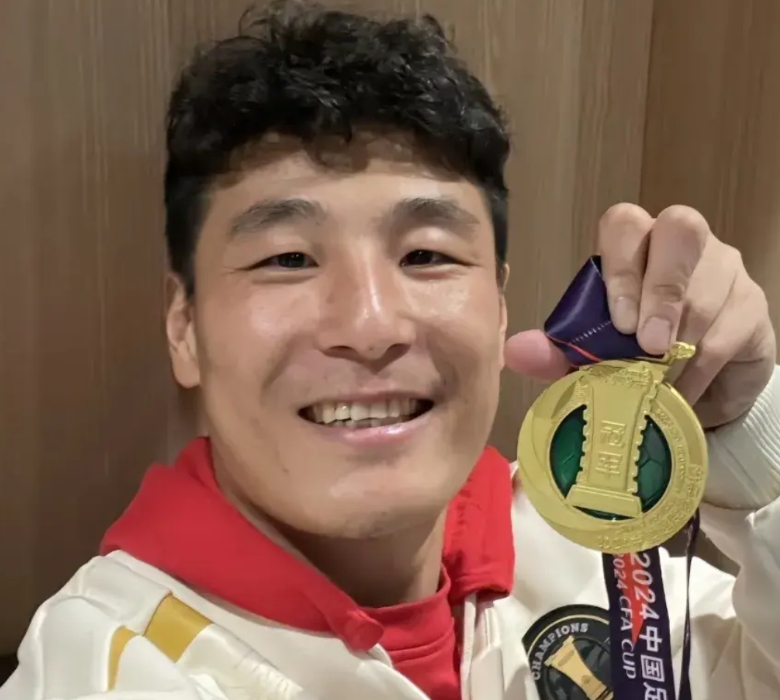 上海海港最好的时代宣告结束了！随着他们首夺足协杯冠军，成为中国足坛第四支双冠王，