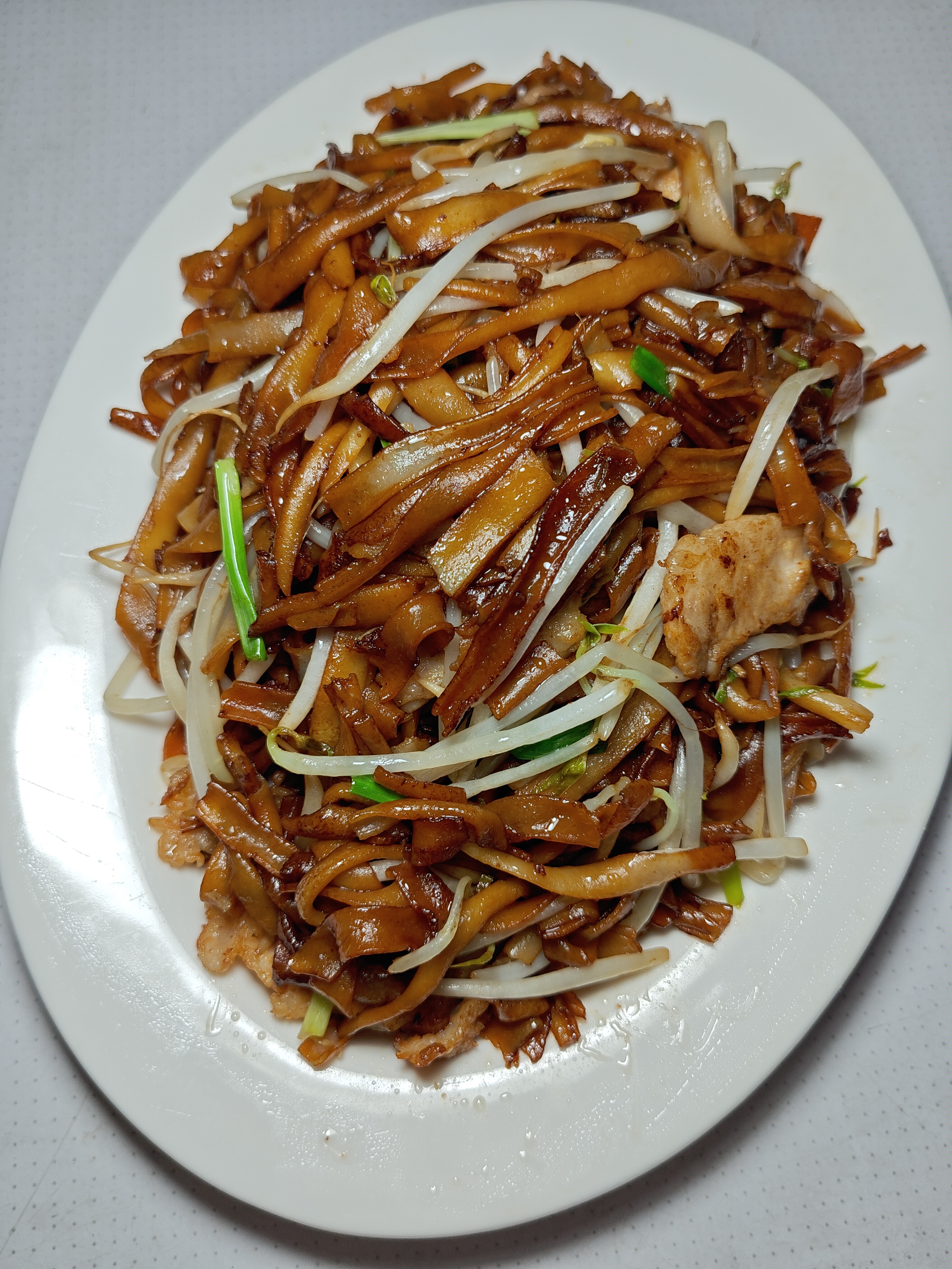 晚餐，肉片银芽炒河粉，捞粉，番茄鸡蛋汤。河粉算满意，锅气有，和绿豆芽葱段的搭配也