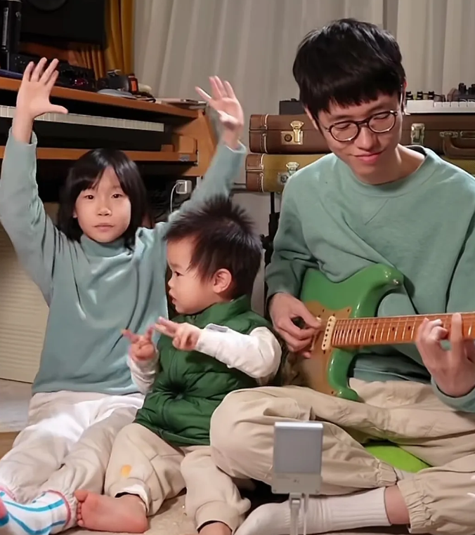 李行亮，和两个孩子坐在地上，光着脚丫，说明他绝对不会离婚:

1. 他的软肋是两