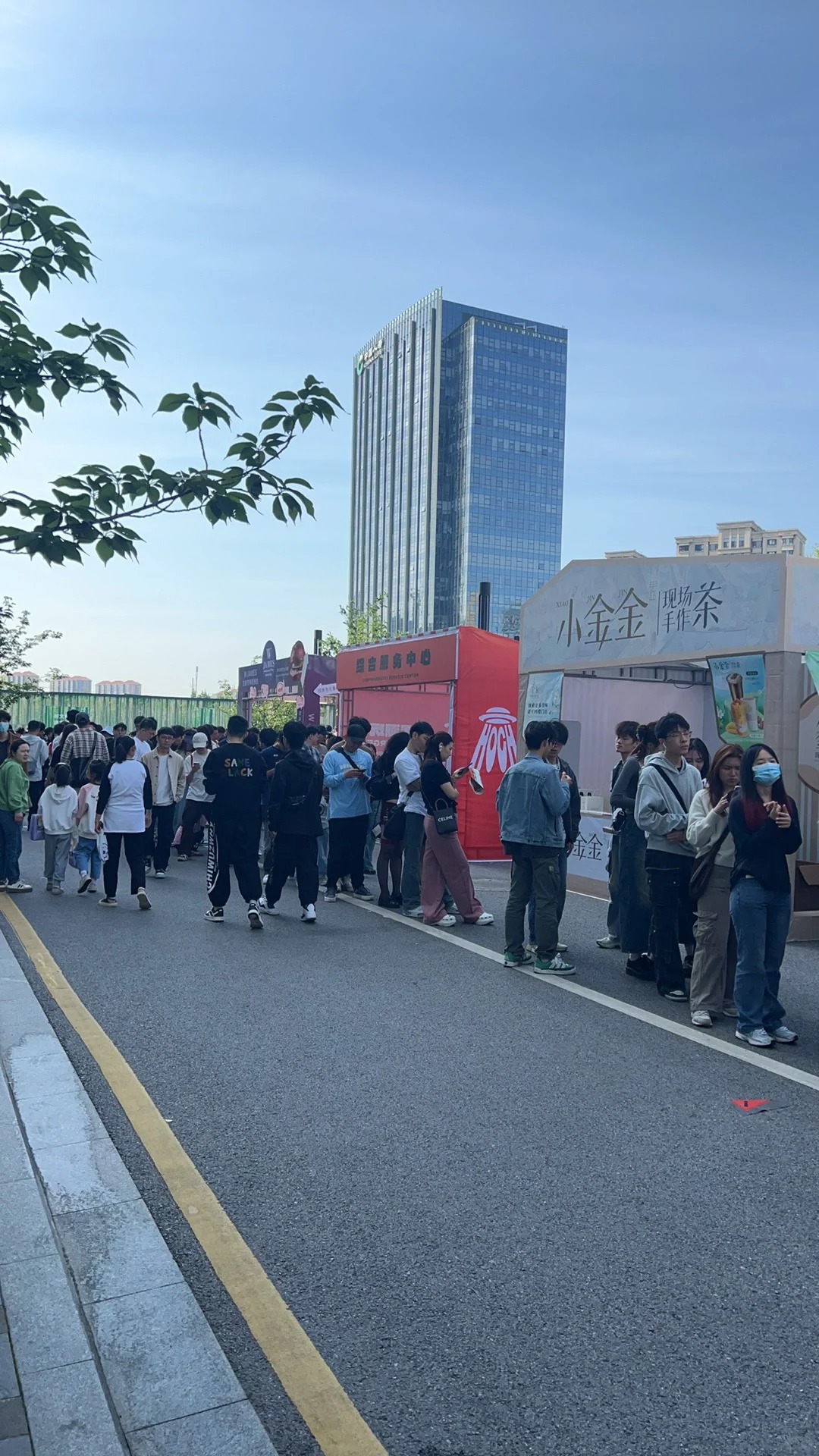 汉堡节 你丫的
攻略白做了 排到一半售罄 怒而吃了顿自助走了

临走时捉到了小李