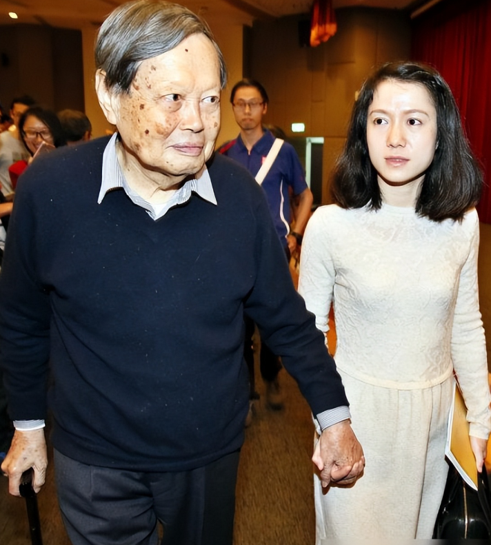 那天，102岁的杨振宁正在睡觉，突然声音微弱呼唤一声“翁帆”，翁帆连忙放下手中的