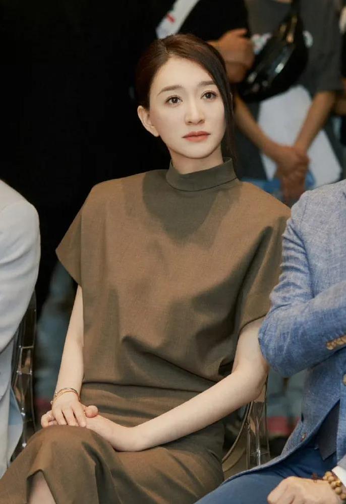 娱乐圈这档子事儿可太离谱啦！想象一下，李小冉一觉醒来，发现自己深陷舆论风暴，估计